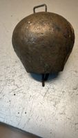 Alte glocke aus Metall mit Gebrauchsspuren antik