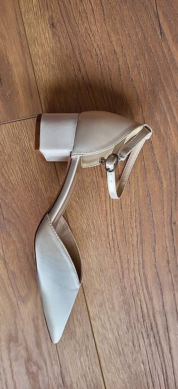 Chaussures femmes: Brautschuhe Gr. 36 Ivory – D'occasion à goldingen par Arniej 1