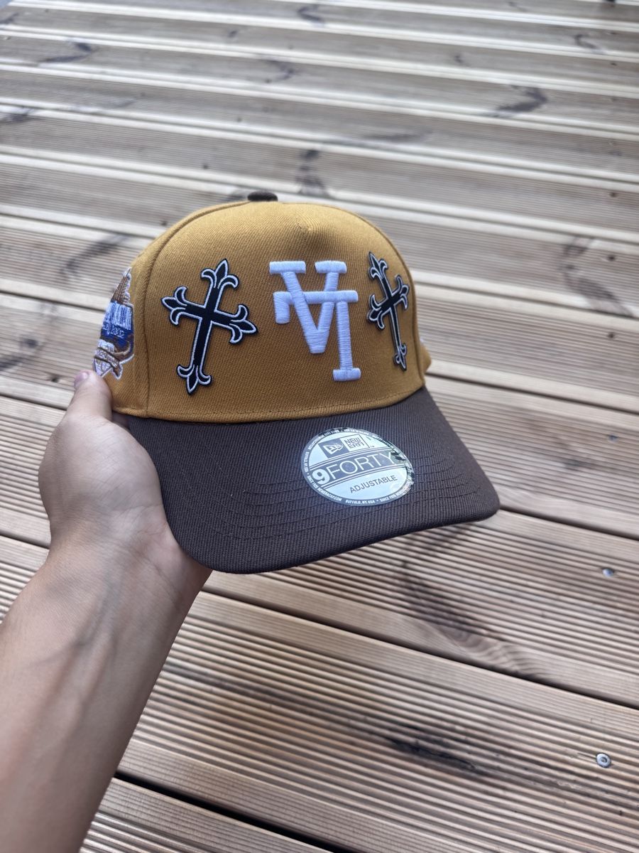 New Era Copricapi, berretti & cappellini: New Era Custom LA Gothic Cross Snapback Cap – Nuovo e nell'imballaggio originale da Caviano venduto da reselleo 1