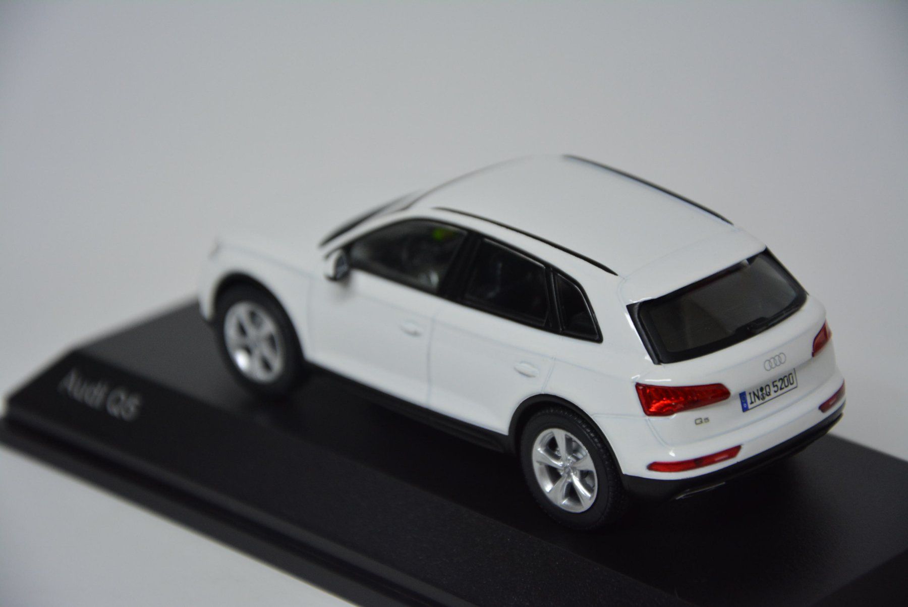 Audi Modellautos: Audi Q5  2016 , Ibisweiss , 1:43 – Neu und originalverpackt aus Goldach von Feivel9 8