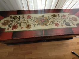 Antike Holztruhe 1747, bemalt mit Blumenmuster, gut erhalten