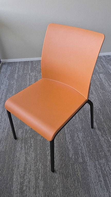 Chaises: Eastside stackable chairs – D'occasion à Zürich par ric_xx9m 1