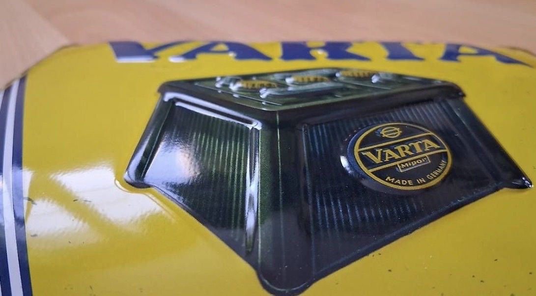 Schilder: Plaque métal VARTA 3D. Neuve – Neu und originalverpackt aus Les Bayards von aout 1