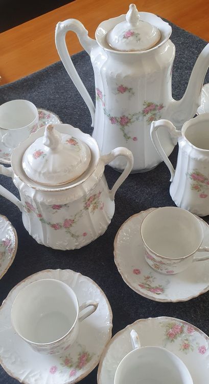 PARIS: Partie de service à thé en porcelaine à décor imprimé de fleurs