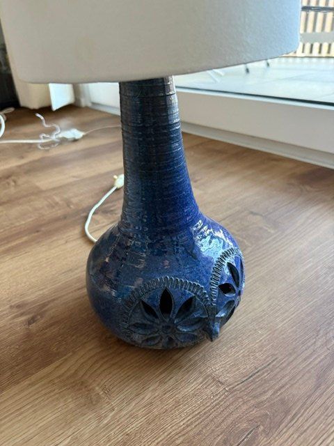 Lampade: Stehlampe mit Keramikfuss – Usato da Tagelswangen venduto da Commanderssa 1