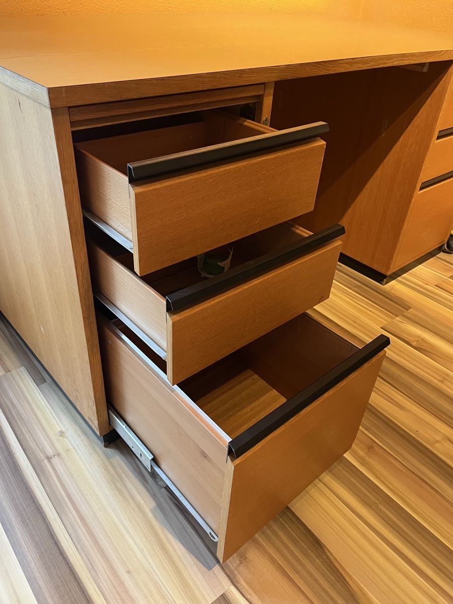 Schreibtische: Bürotisch – Gebraucht aus Wallenwil von i.r. 3