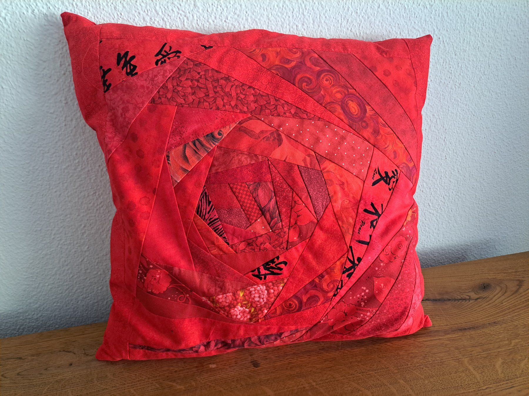 Cuscini: Rotes Dekokissen, Handarbeit, Patchwork – Usato da Oftringen venduto da Black_Nymeria
