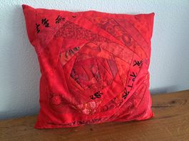 Rotes Dekokissen, Handarbeit, Patchwork