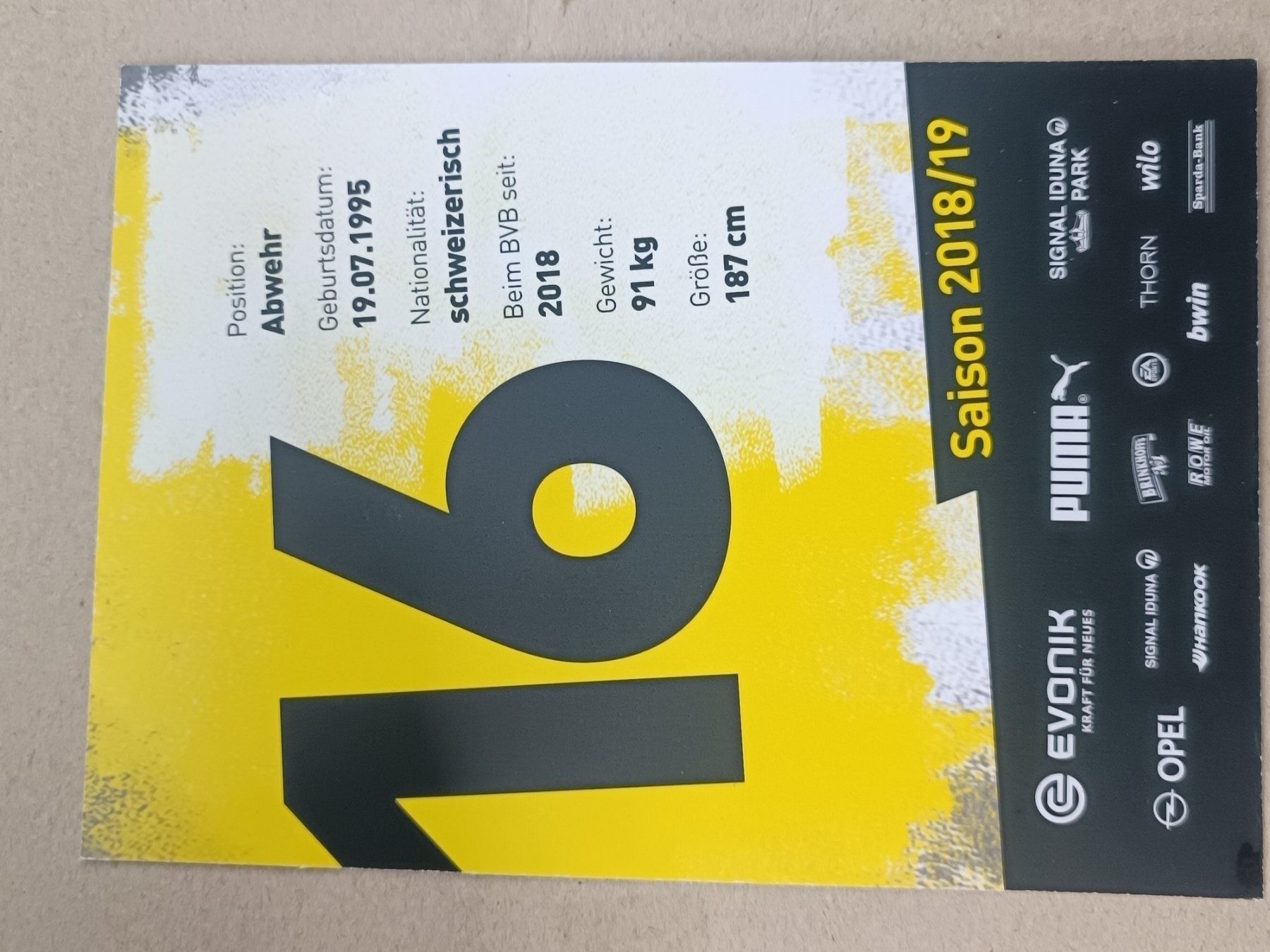 Autografi: Manuel Akanji -  handsigniert BVB - Saison 18/19 - Dortmund – Usato da Menziken venduto da Artographs 1