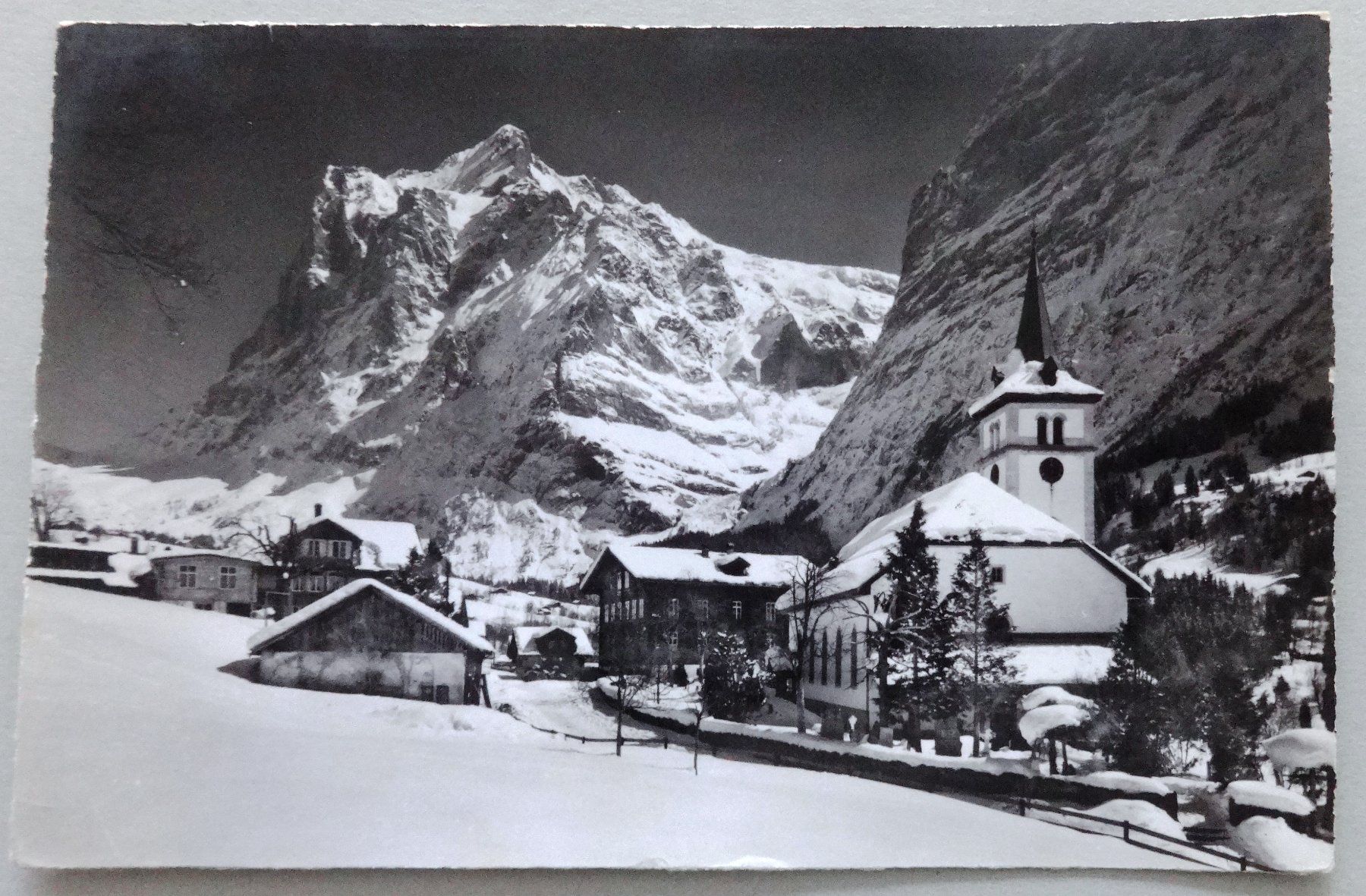 Cartoline postali: Grindelwald, Kirche mit Wetterhorn – Difettoso da Fétigny venduto da Billy2miny