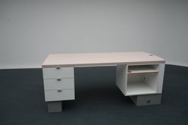 Schreibtisch mit Schubladen