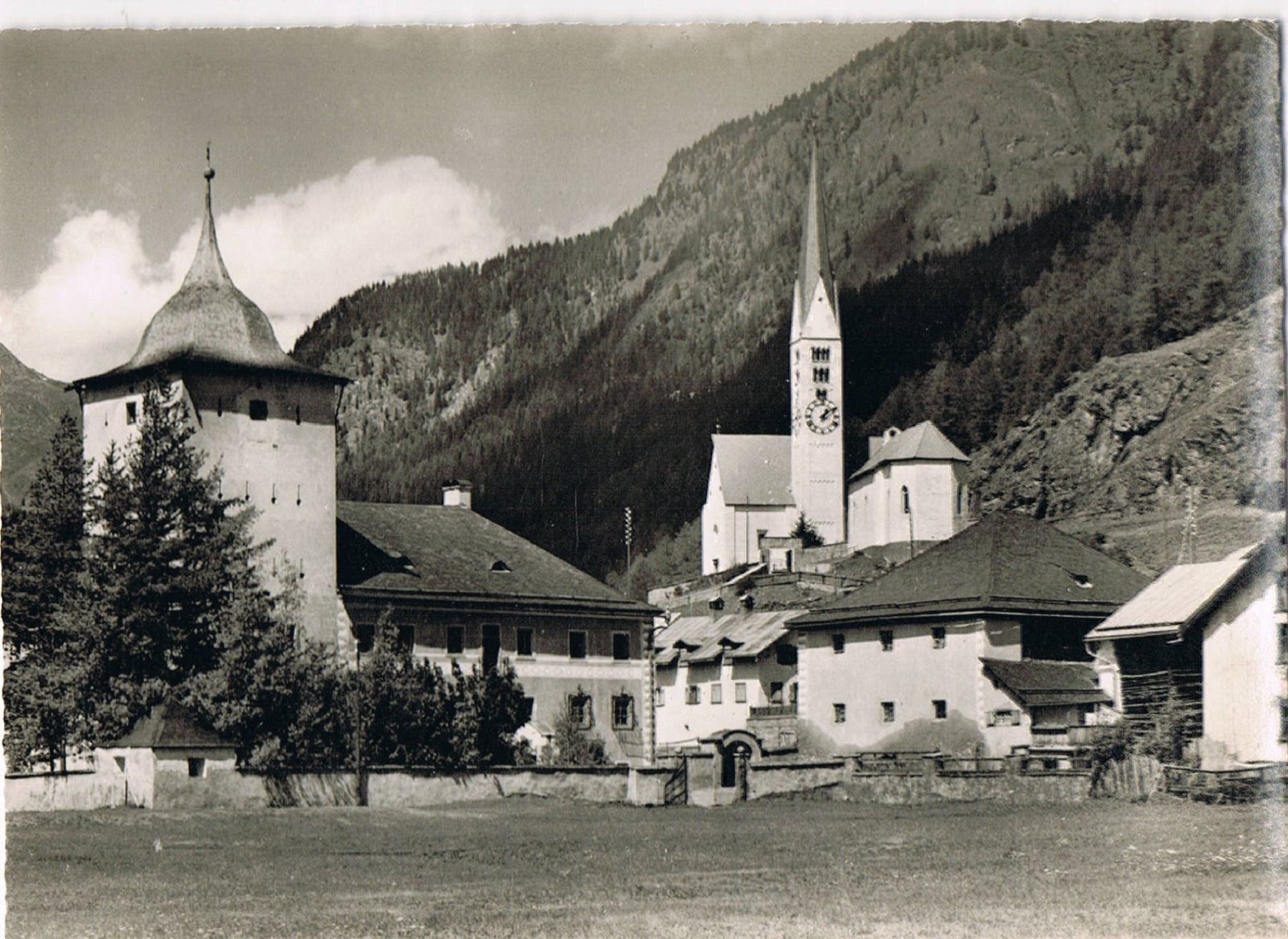 Cartoline postali: ZERNEZ Schloss Planta W. und Kirche – Usato da Buchs AG venduto da Baerfisch