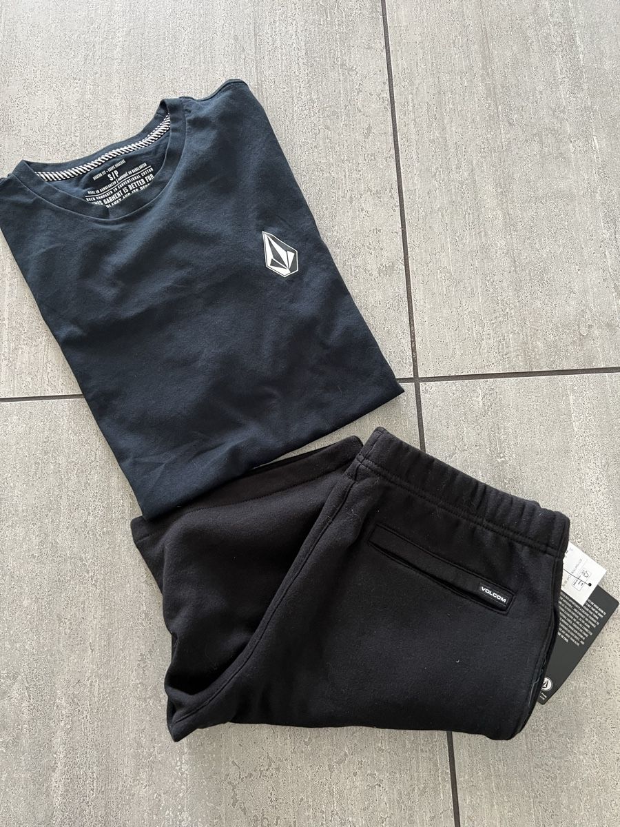 Volcom Lotti di vestiti: Ensemble short et T-shirt Volcom – Nuovo e nell'imballaggio originale da Gland venduto da choupon