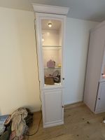 Violette Vitrine mit Glasböden und Beleuchtung, Top!