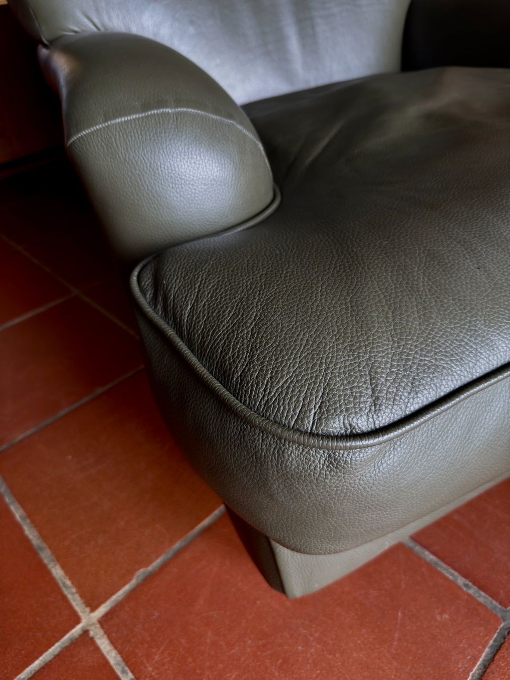 Lambert Poltrone: LAMBERT CONTINENTAL Sessel Leder Oliv Designklassiker Sessel – Usato da Himmelried venduto da 22StudioCH 7