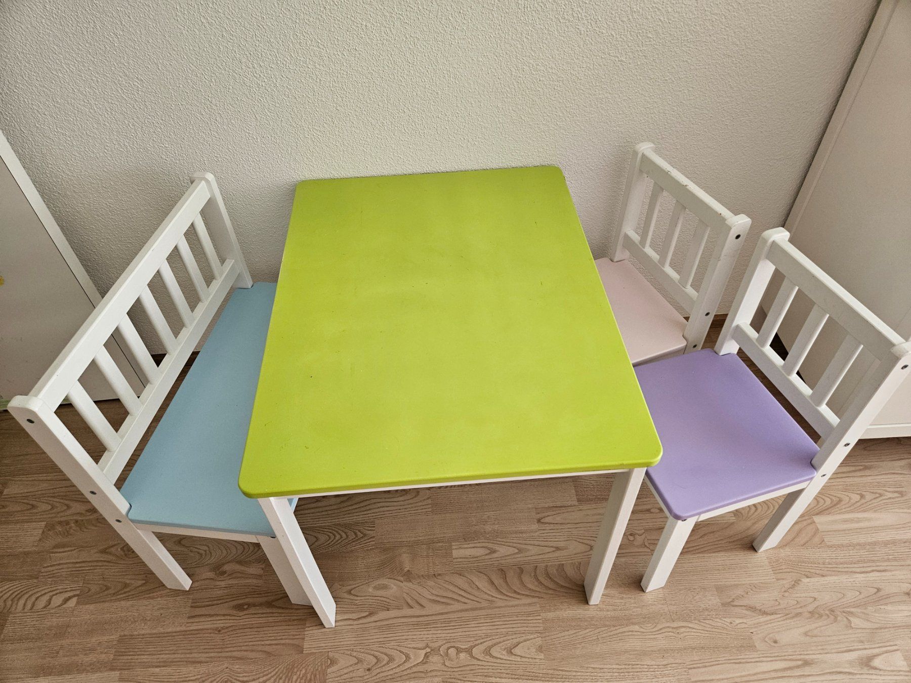 Set di tavolo e panche: Kindertisch mit 2 Stühlen und einer Bank – Usato da Unterägeri venduto da Sleepbear 1