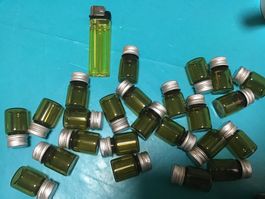 25 récipients en verre avec fermeture métal
