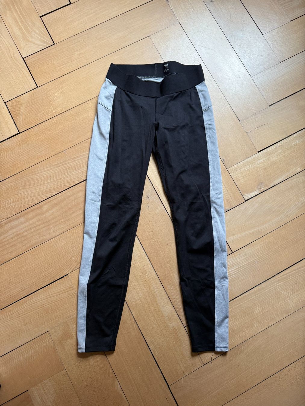 H&M Leggings: Sport Leggings schwarz-grau S – Gebraucht aus Zürich von Diazaio