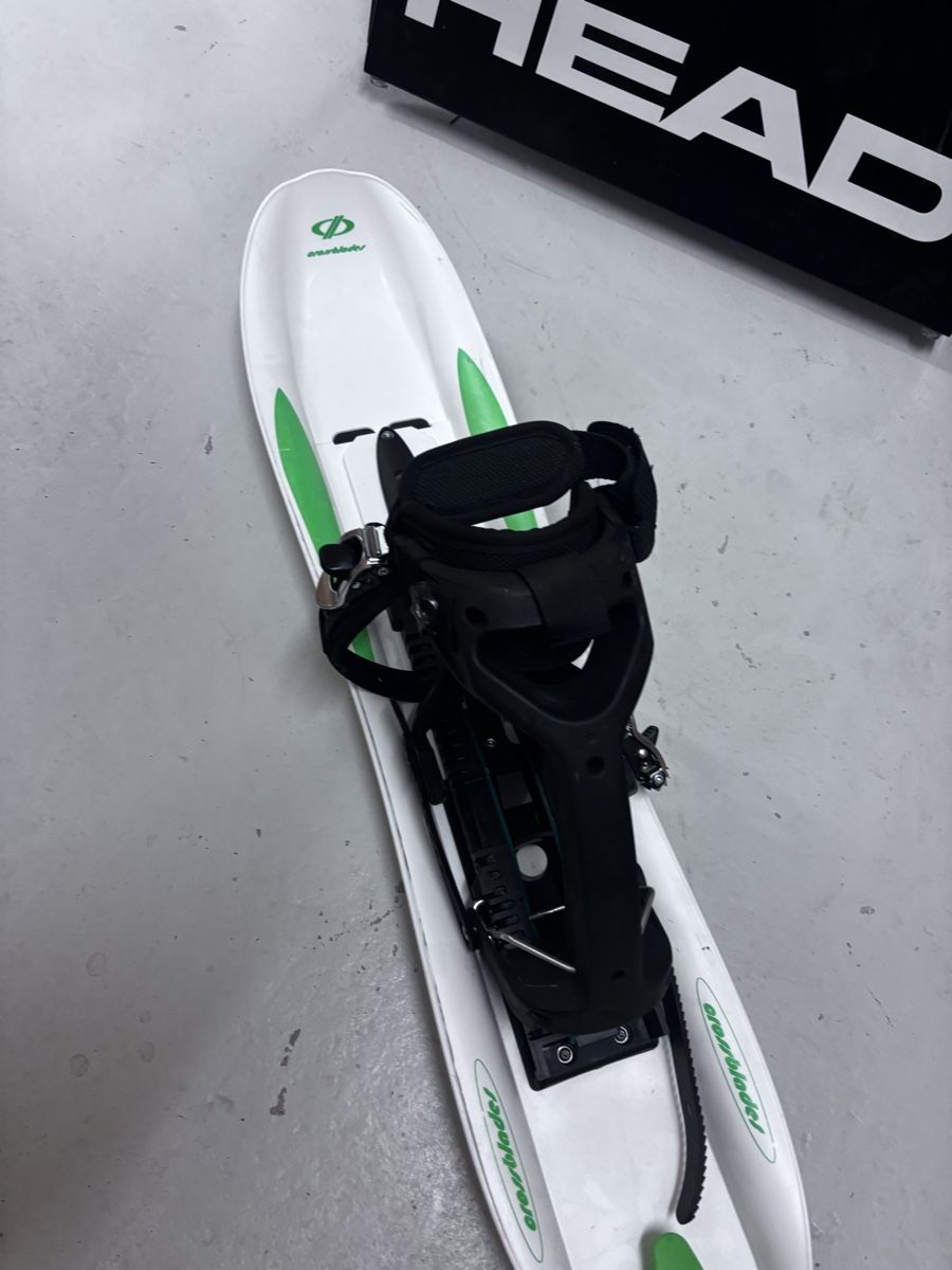 Sci: Snowblade blanc et vert avec fixations état correct – Nuovo (secondo la descrizione) da Val-d'Illiez venduto da Laurent046 1