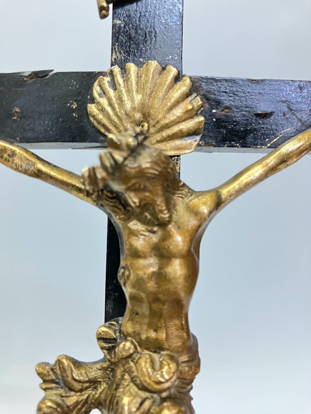 Statuette: Antikes Standkreuz Kruzifix. – Usato da Horw venduto da luzernicus 2