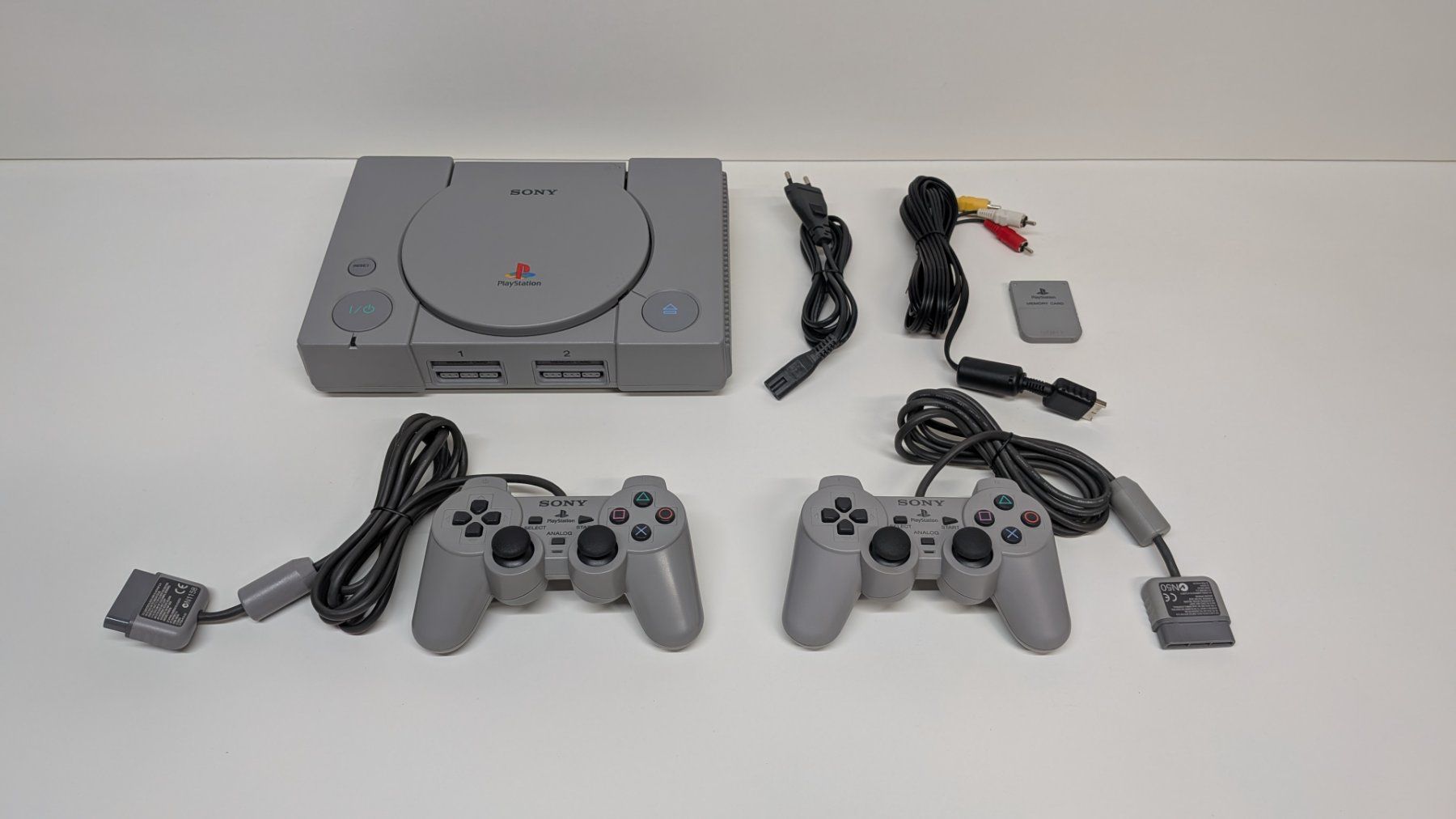 Sony Consoles: Sony PlayStation 1 mit 2 Controller – D'occasion à Menziken par mame18