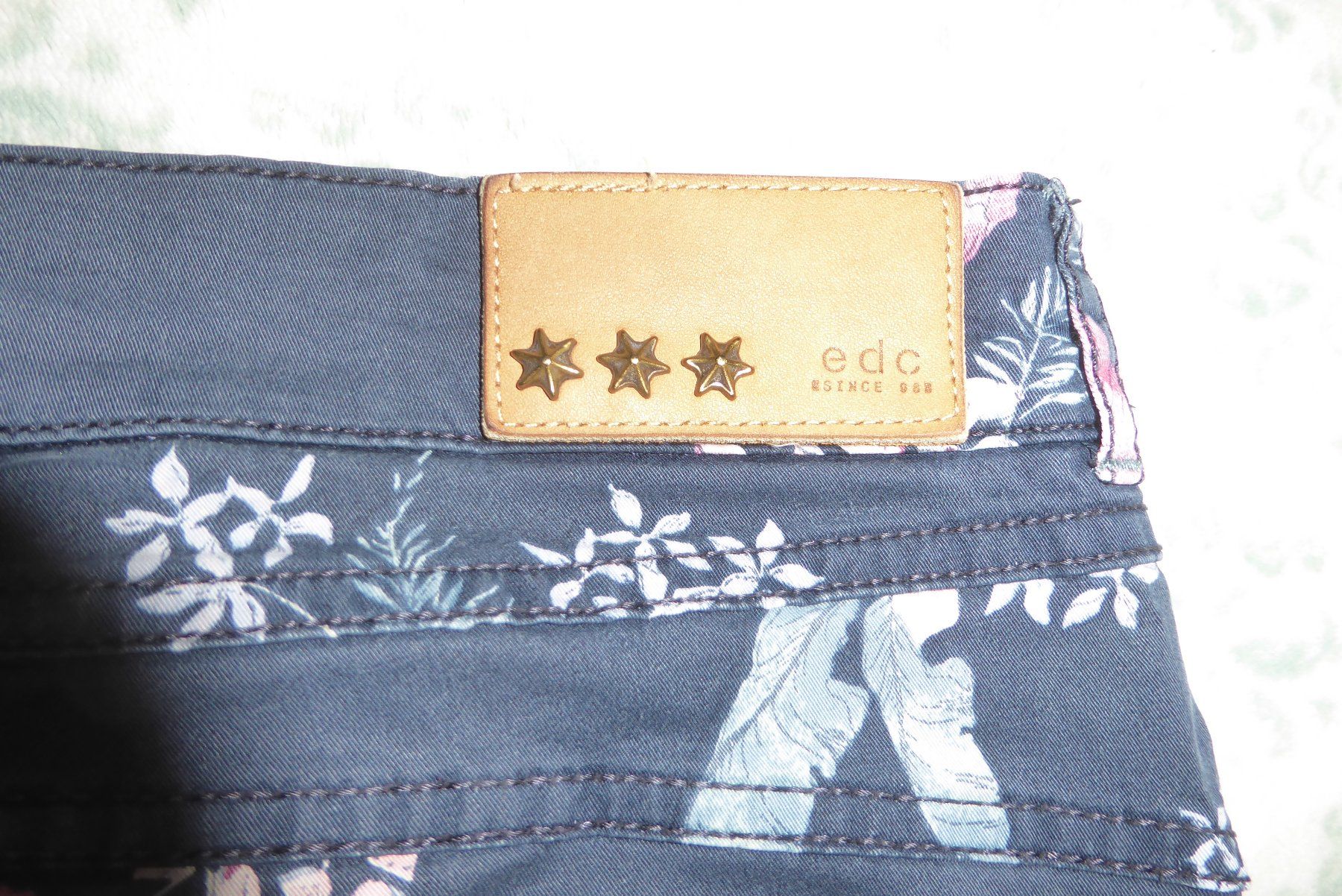 Esprit Hosen: Geblumte Hose Gr 42 edc Bund 44cm. – Gebraucht aus Sargans von Benziner 8