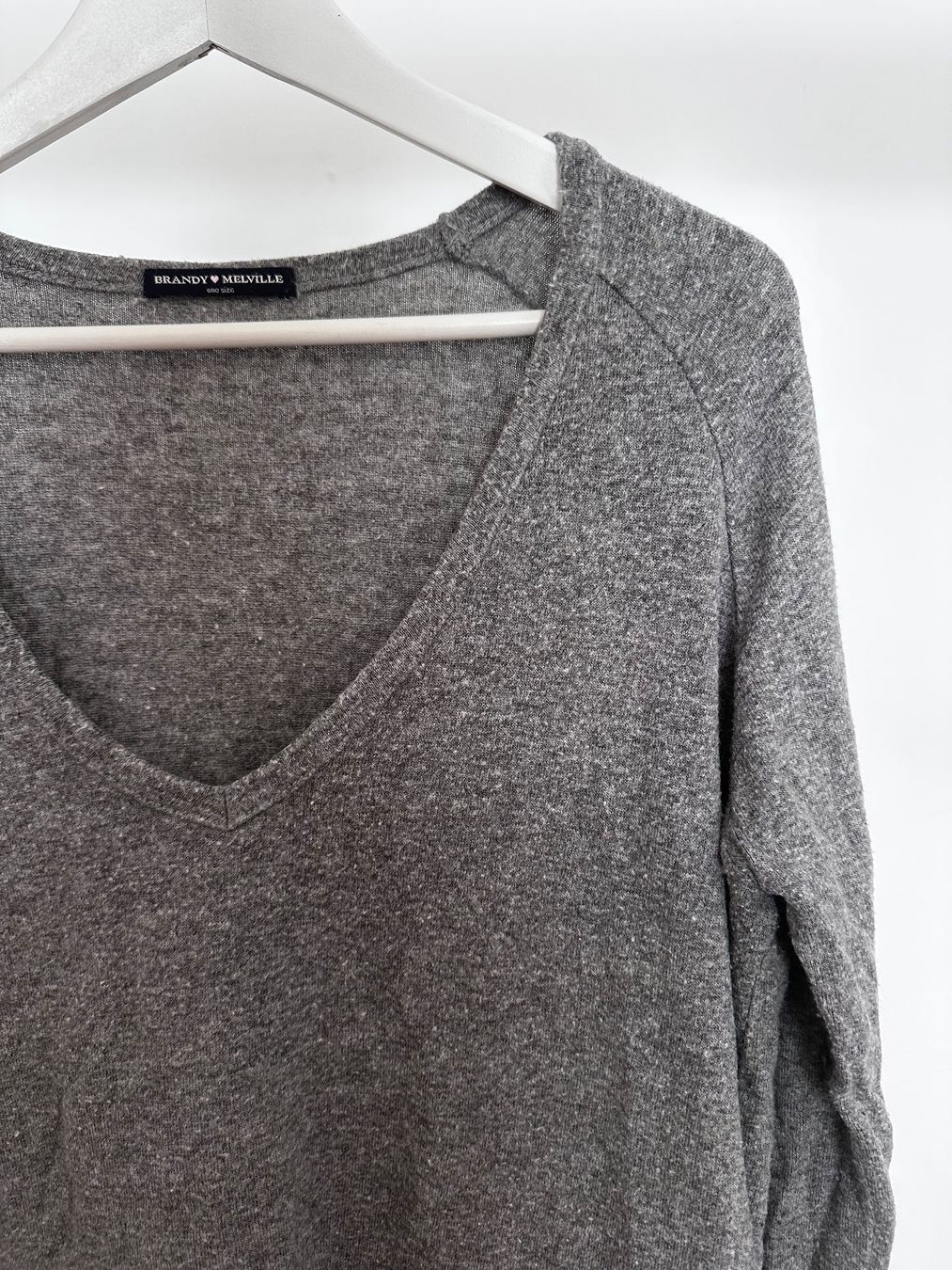 Brandy Melville Pullover & Sweatshirts: Brandy Melville V-Ausschnitt Pullover grau Wolle – Gebraucht aus Zürich von ksz_h96n 3
