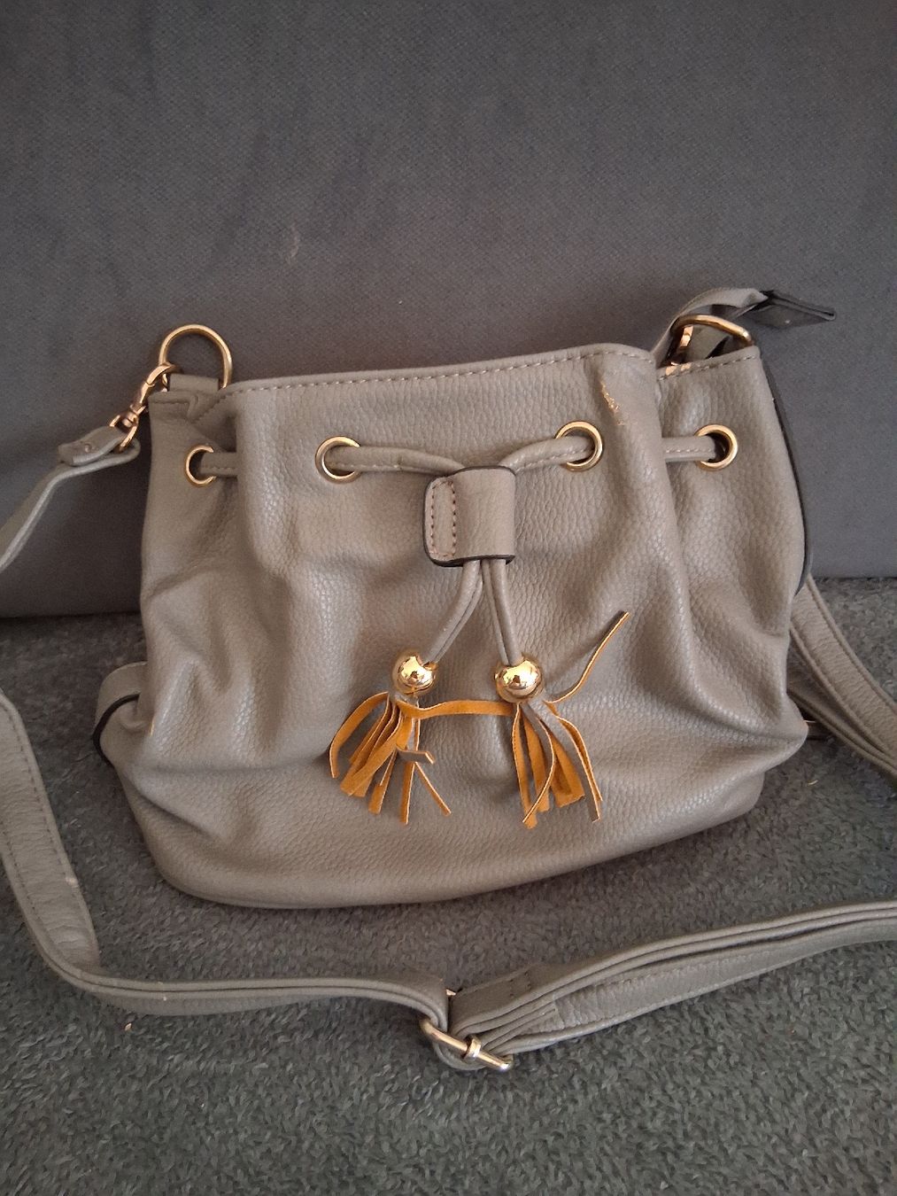 Borse da donna: Kleine graue Handtasche/Umhängetasche – Usato da Wolfenschiessen venduto da Ylvi21