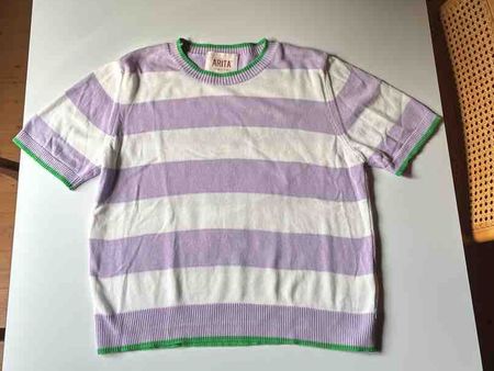 Strickshirt Arita gestreift lila weiss detail grün, neu
