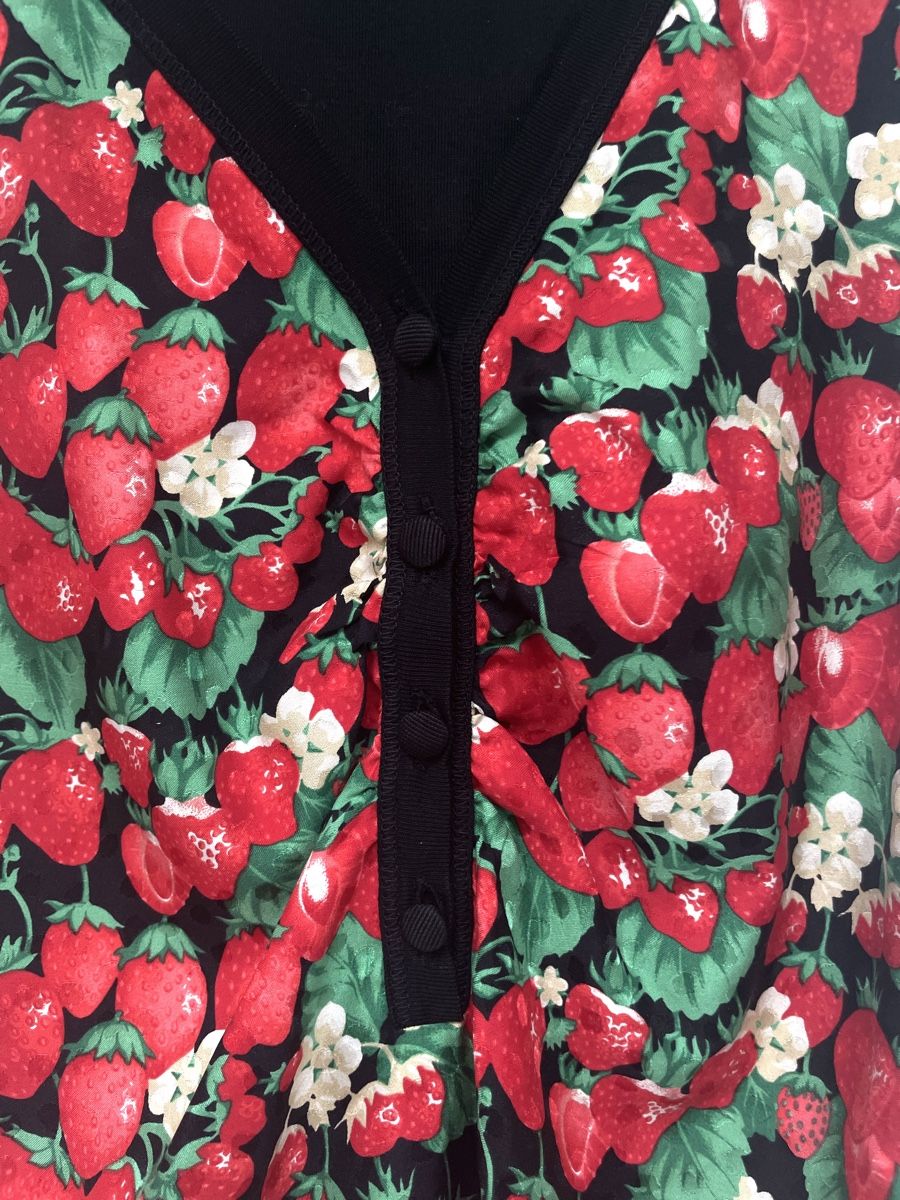 Dolce & Gabbana Top: Dolce & Gabbana Strawberry Top – Usato da Stäfa venduto da Nicole093 3