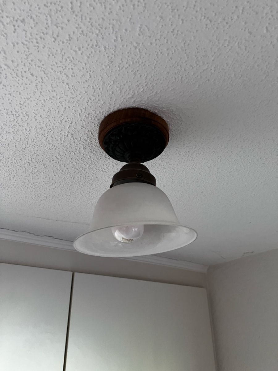 Lampadari & plafoniere: Deckenleuchte mattweiss mit Holzsockel gebraucht – Usato da Neuenegg venduto da Magosaurus