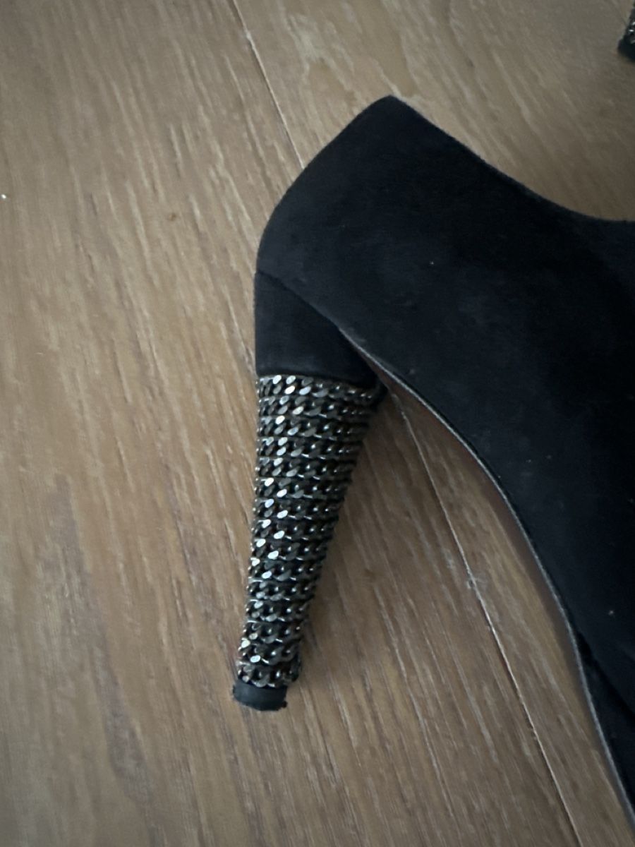 Stuart Weitzman Scarpe da donna: Stuart Weitzman Black Suede Booties, Chain Heel, Size 7.5 – Usato da Binningen venduto da can_s2yh 2