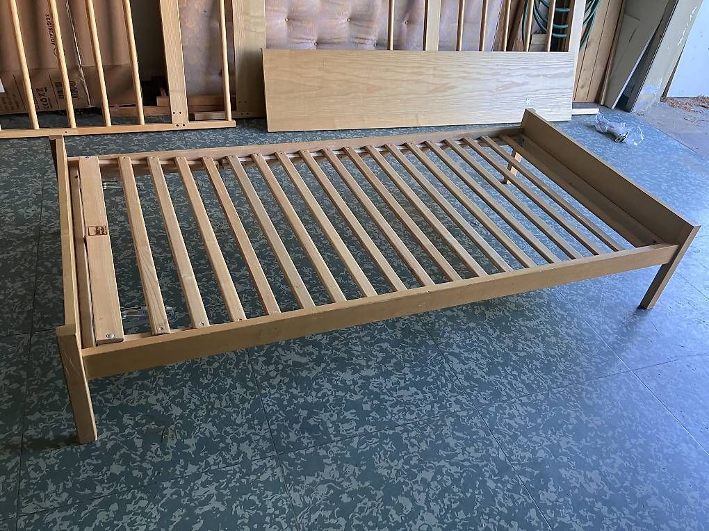 Betten: Bett, Hochbett – Gebraucht aus Schönenwerd von Chiqutia85 2