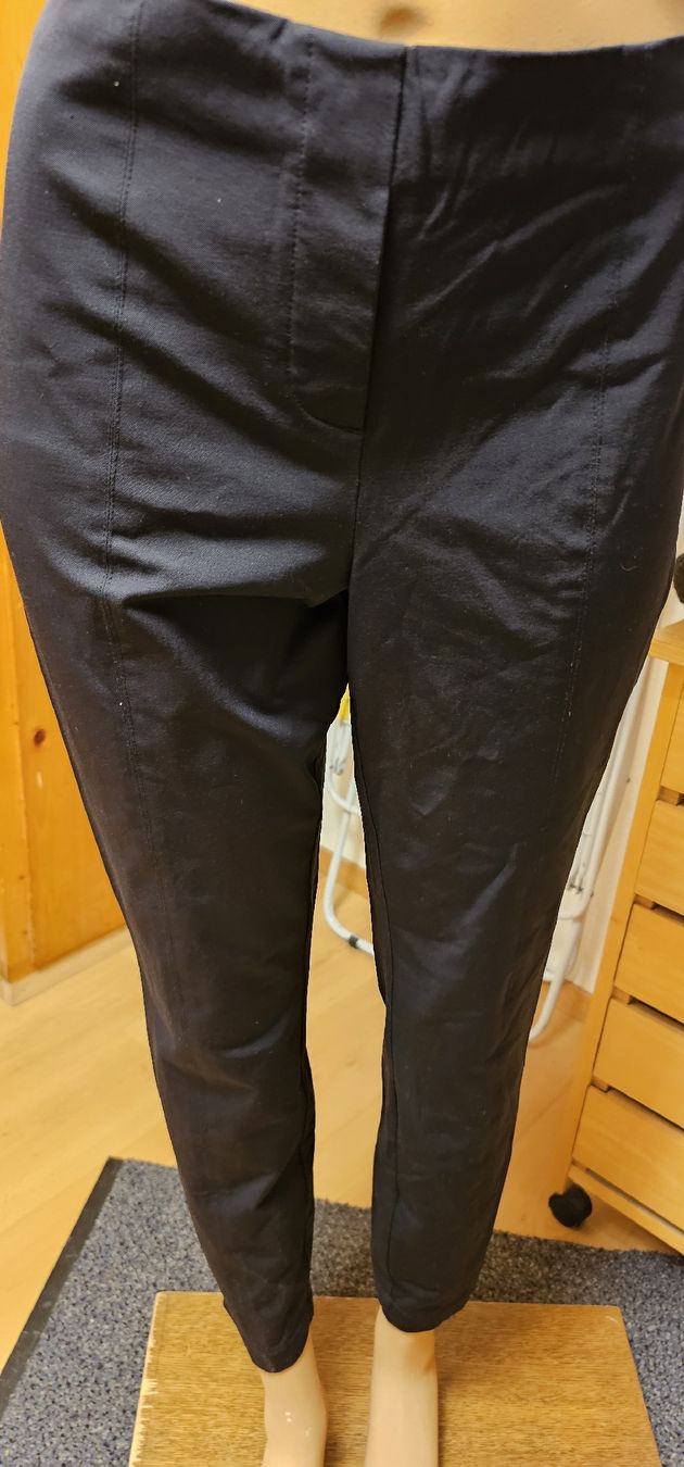 Pantalons: edle schwarze Hose gr. 40 mit gratis bluse L – D'occasion à Ferden par jemyce 1
