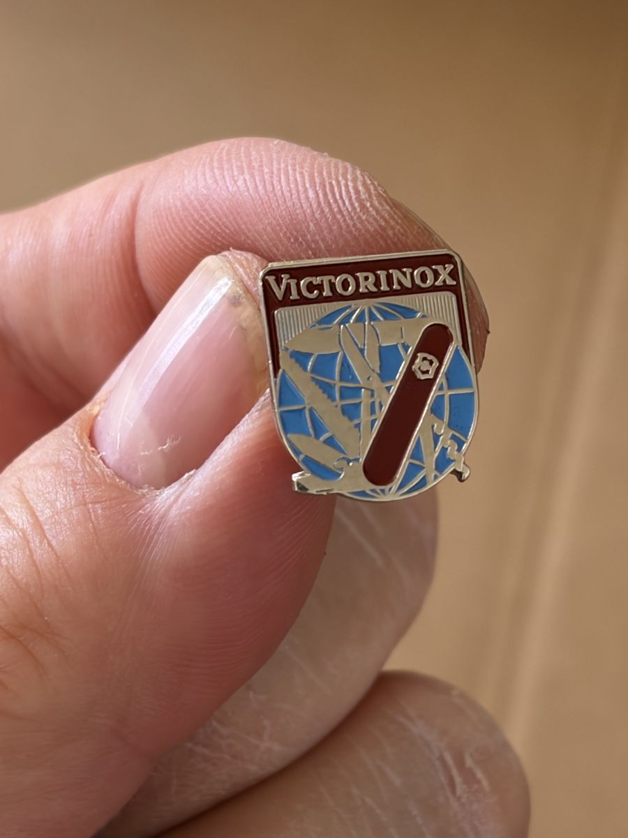 Victorinox Placchette & Badge: Pin VICTORINOX Schweiz – Usato da Inkwil venduto da RetrOhyeah_Schweiz 1
