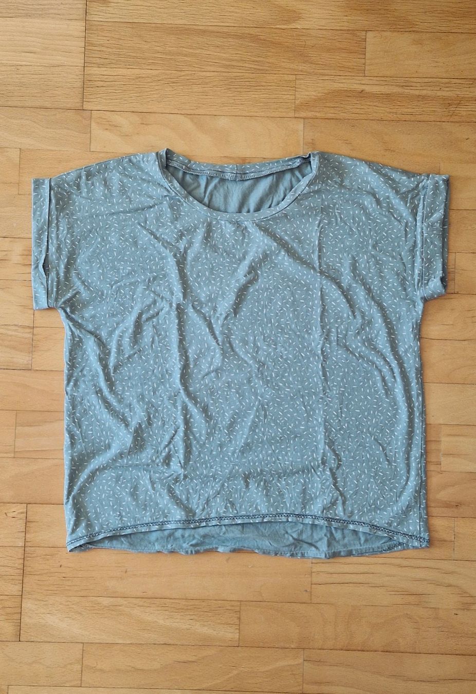 T-shirt: Tshirt cousu à la main taille M – Nuovo (secondo la descrizione) da Lausanne venduto da cori_dw9
