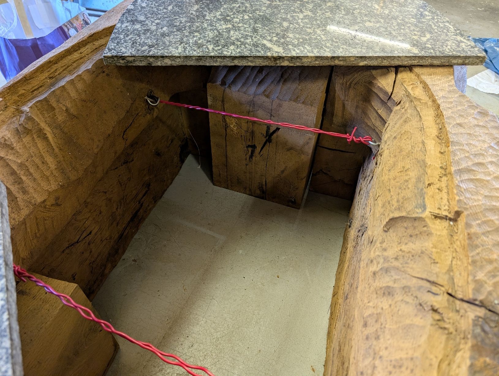 Tavoli: Massiver Holztisch mit Granitplatte – Usato da Vilters venduto da tha-tha 6