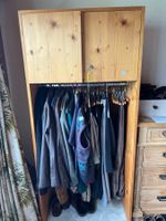 Kleiderschrank Holz mit oberem Fach und Kleiderstange