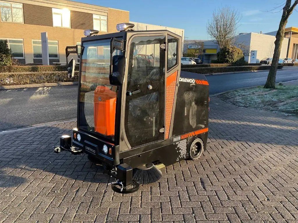 Daewoo Tutte le macchine: Kehrmaschine Daewoo DAS100 – Nuovo (secondo la descrizione) da Buchs ZH venduto da lukas_6708