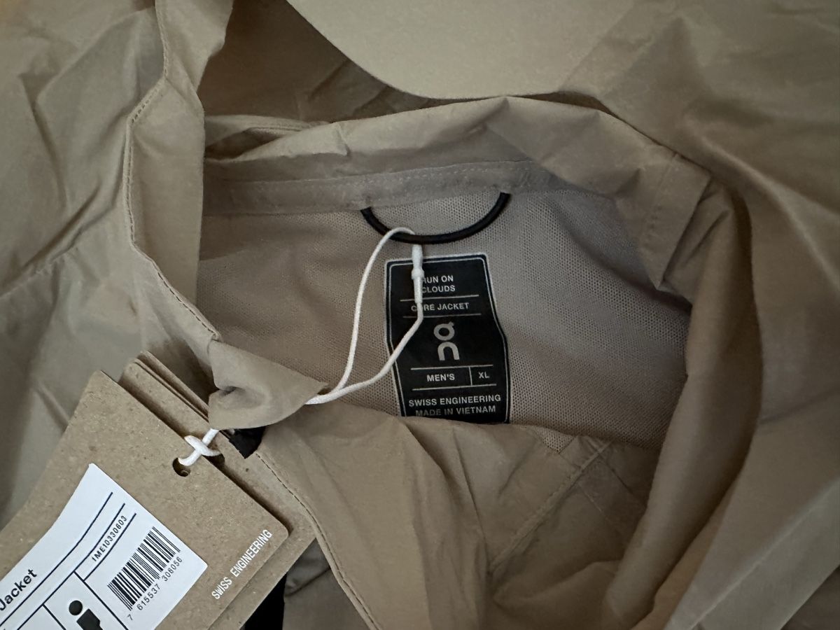 Jacken: ON Jacke Core – Neu und originalverpackt aus Chur von Sim7000 7