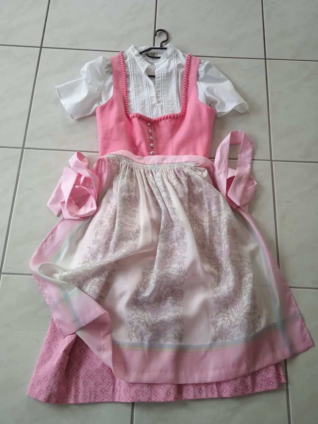 Kostüme: Dirndl von Östereich in Rosa Gr. 40 – Neu (gemäss Beschreibung) aus Rothrist von MaSa82