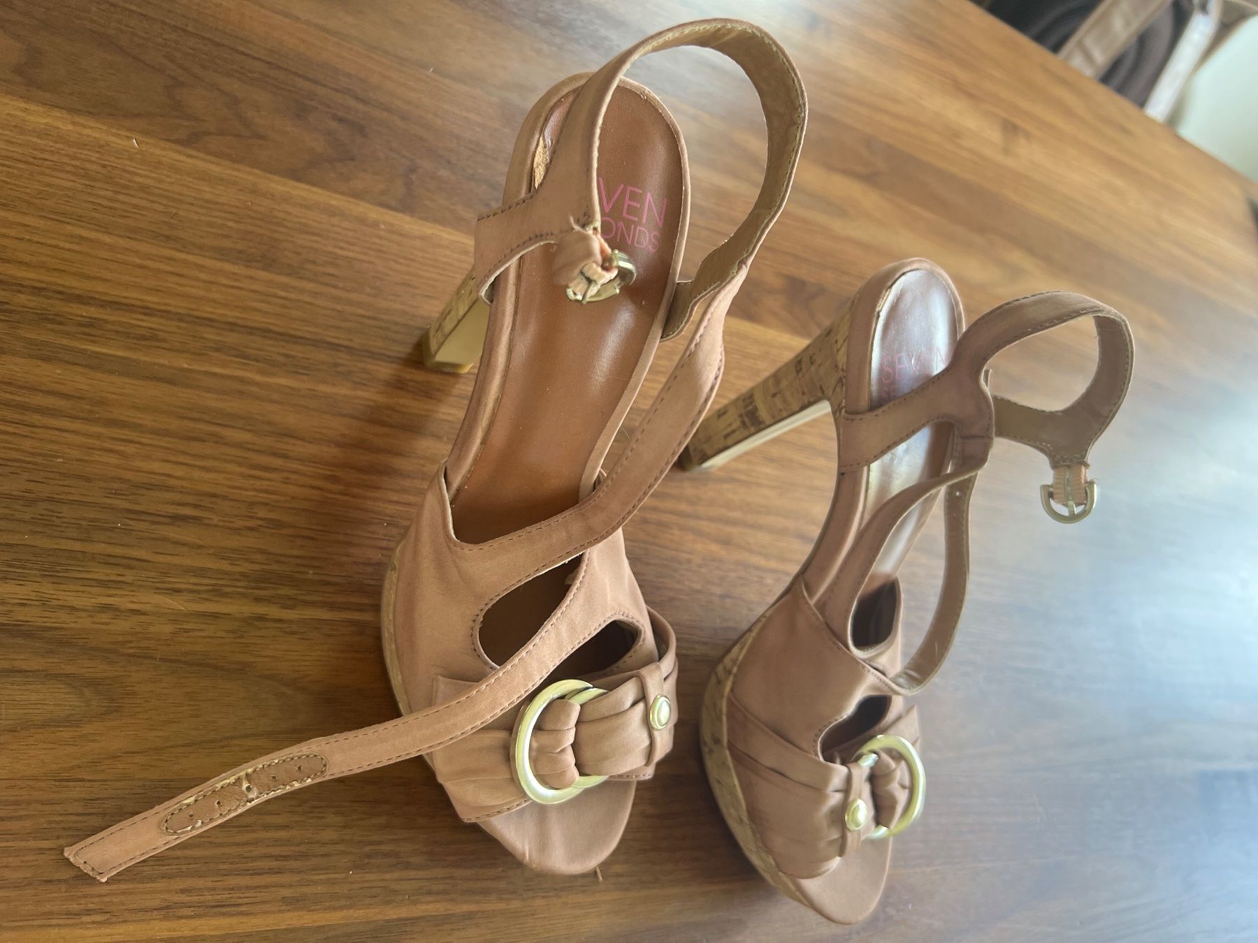 Scarpe da donna: Sandalen mit Plateu Absatz – Usato da Lufingen venduto da des_9gd8 1