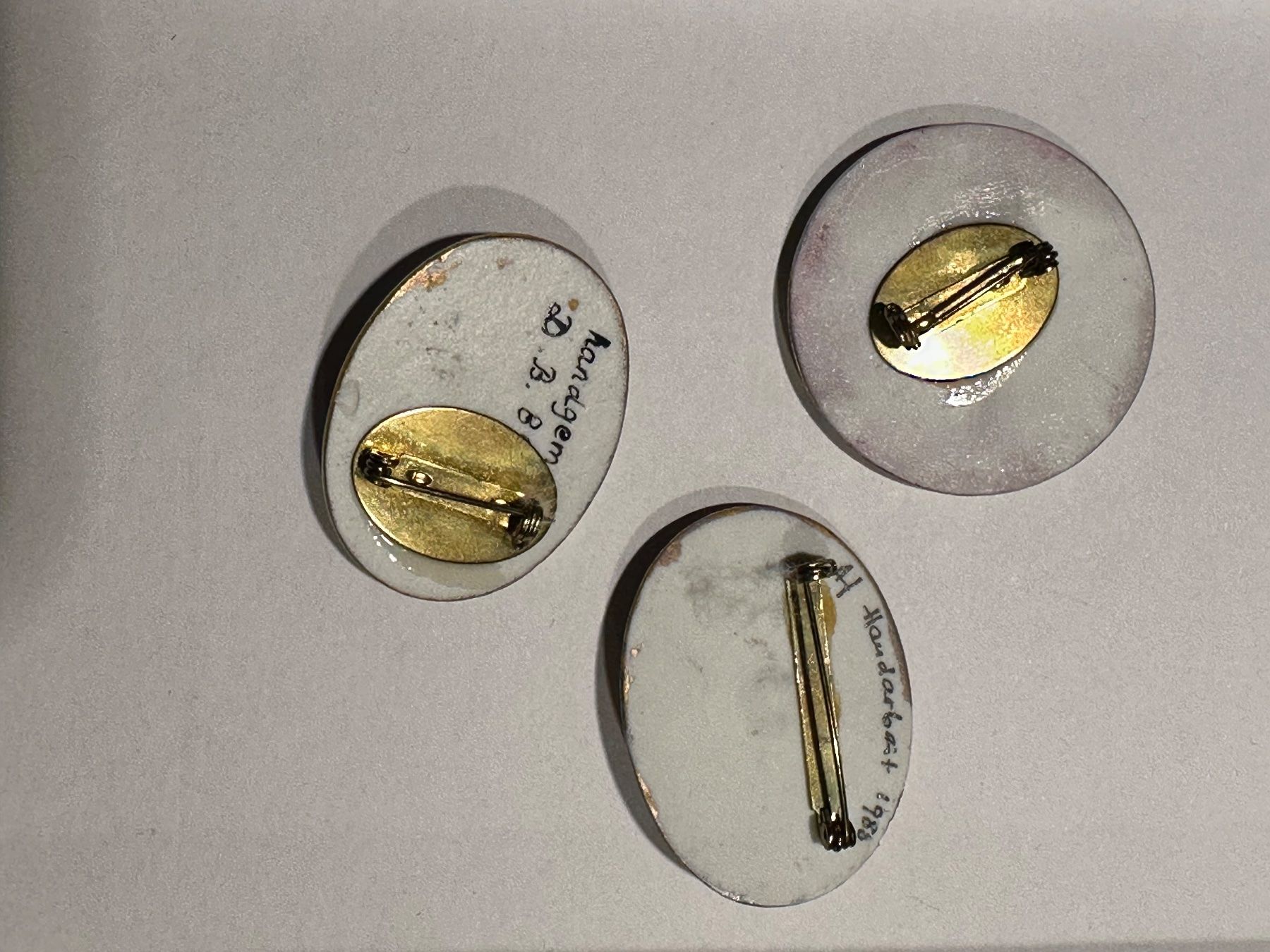 Spille & Fermagli: Vintage Schmuck Set: Ring & 3 Broschen 80er – Usato da Basel venduto da Rouge. 3