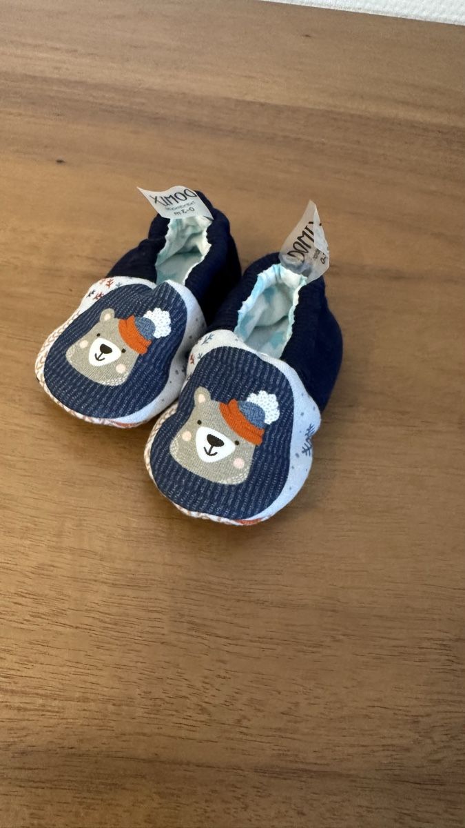 Schuhe für Jungen: Chaussons bébé 0-3 mois – Neu (gemäss Beschreibung) aus La Tour-de-Peilz von ame_z5fv