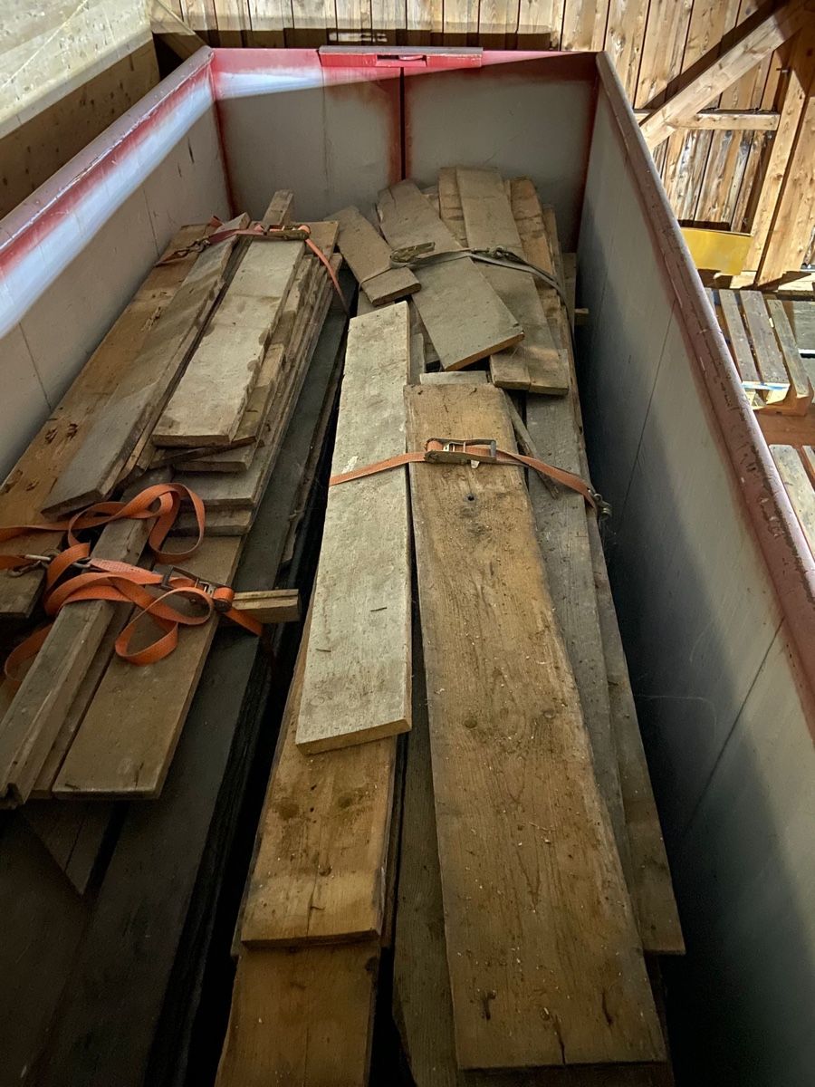 Articoli in legno: Eine Mulde voll Altholz – Usato da Altstätten SG venduto da cma_pnp8 1