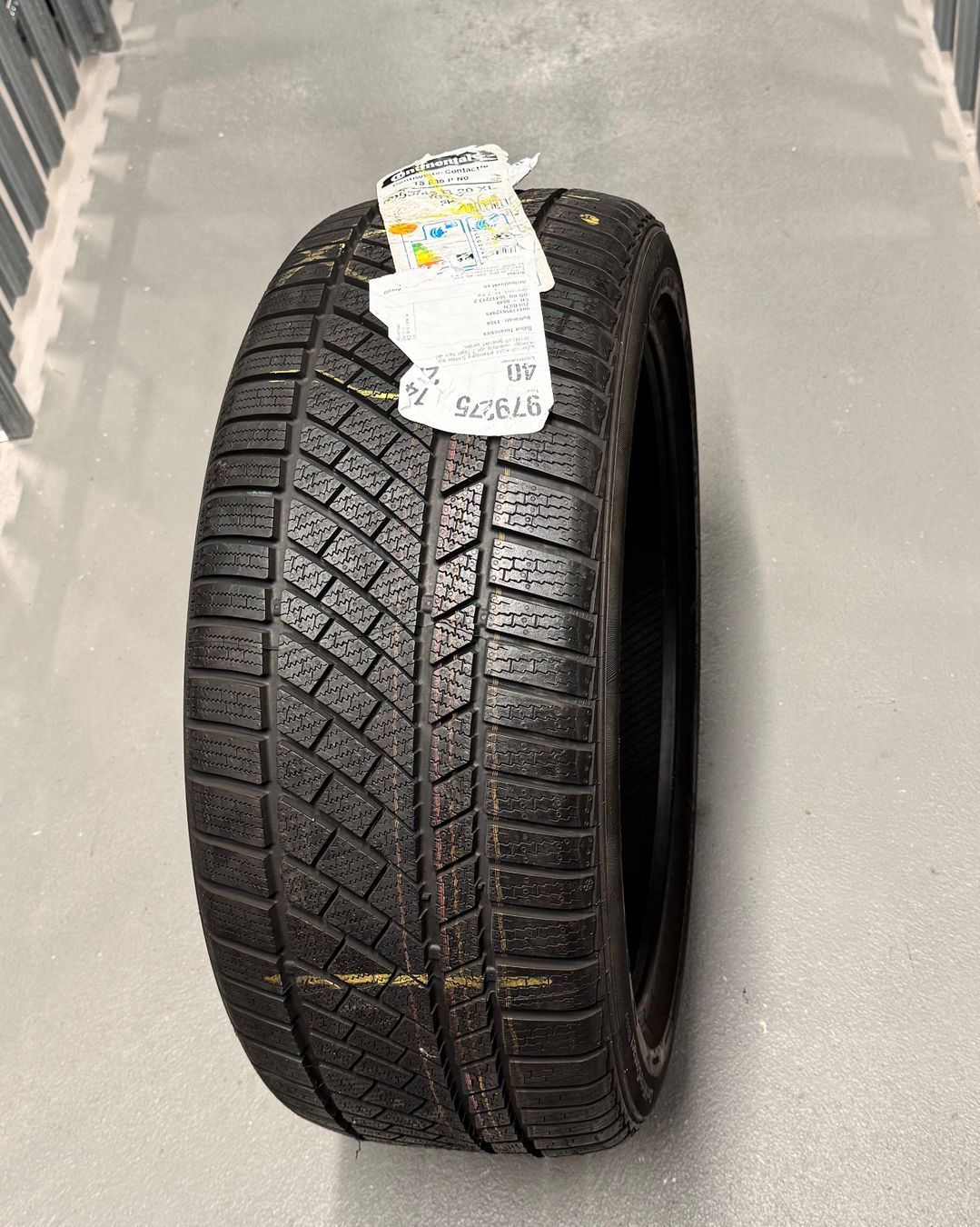 Continental Pneus & Kompletträder: 255/40 R20 Neu Continental Winter – Neu (gemäss Beschreibung) aus Zürich von tBBBBBBBBB