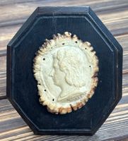antikes Hornmedaillon geschnitzt Porträtmedaillon mit Sockel