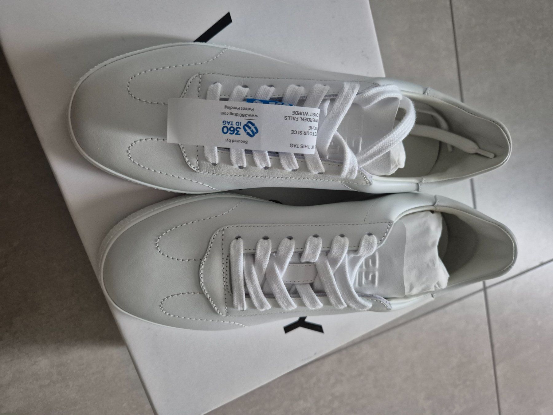 Givenchy Scarpe da donna: Givenchy Baskets Neuves ,Cuir Blanc Été – Nuovo e nell'imballaggio originale da Blonay venduto da Yogavie