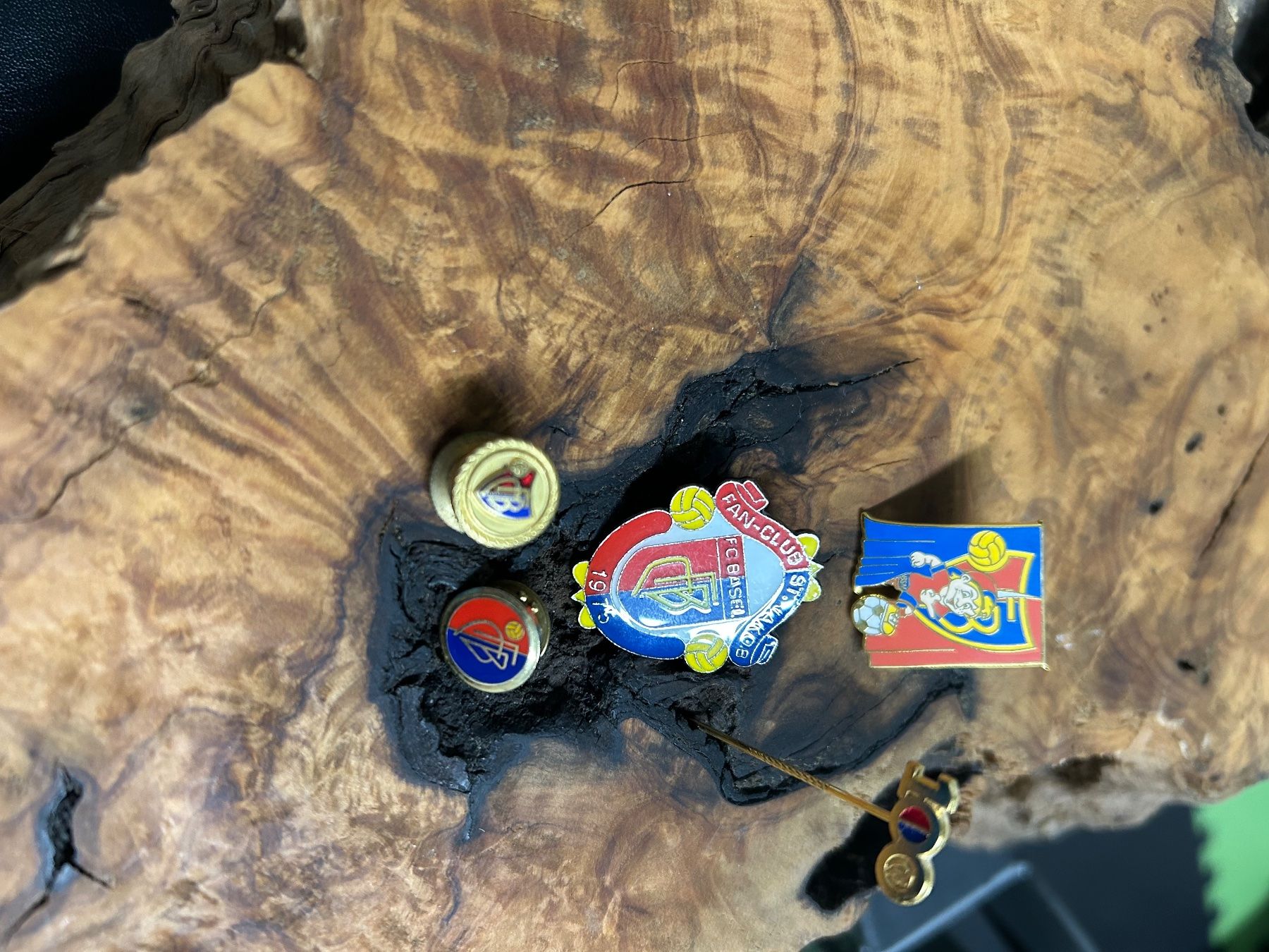 FC Basel Placchette & Badge: Fc Basel Pins 4Stk plus 1 Nadel 100jahre – Nuovo (secondo la descrizione) da Allschwil venduto da Haffelow