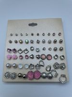 Set mit 30 Paar modischen Ohrringen neu